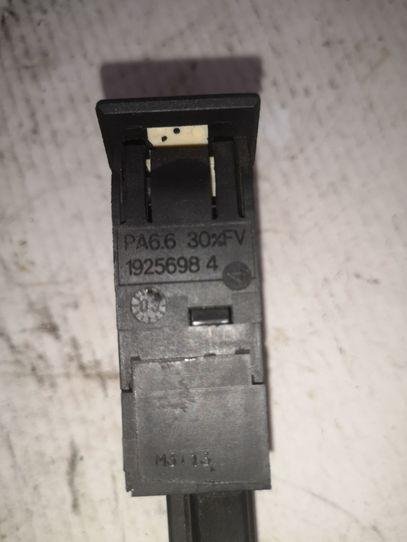 Peugeot 607 (9D/U) Sedan 2.2 HDi 16V FAP (DW12TED4.FAP(4HX)) KOPLAMP LINKS  2004 19256984 19256984|PEUGEOT